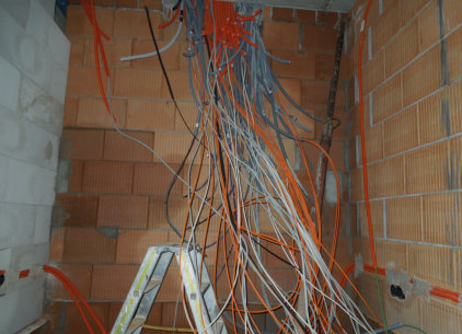 Inštalacije električnih napeljav in naprav. Montaže strelovodov. Inštalacije telekomunikacij. Inštalacije tehničnega varovanja. Inštalacije konferenčnih sistemov.